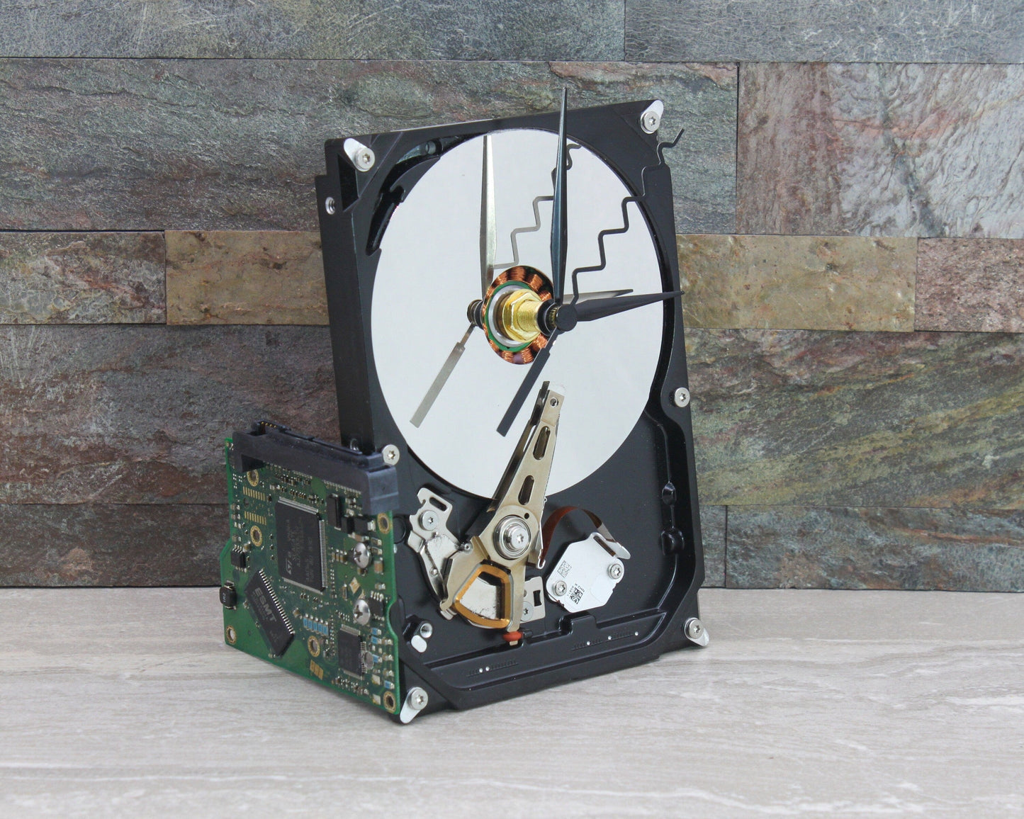 LightAndTimeArt Harddrive Clock Upcycled Slim Black & Silver Hard Drive Clock - Modern Desk Clock - Gift for geeks, nerds, office, IT, new job gift, industrial design
