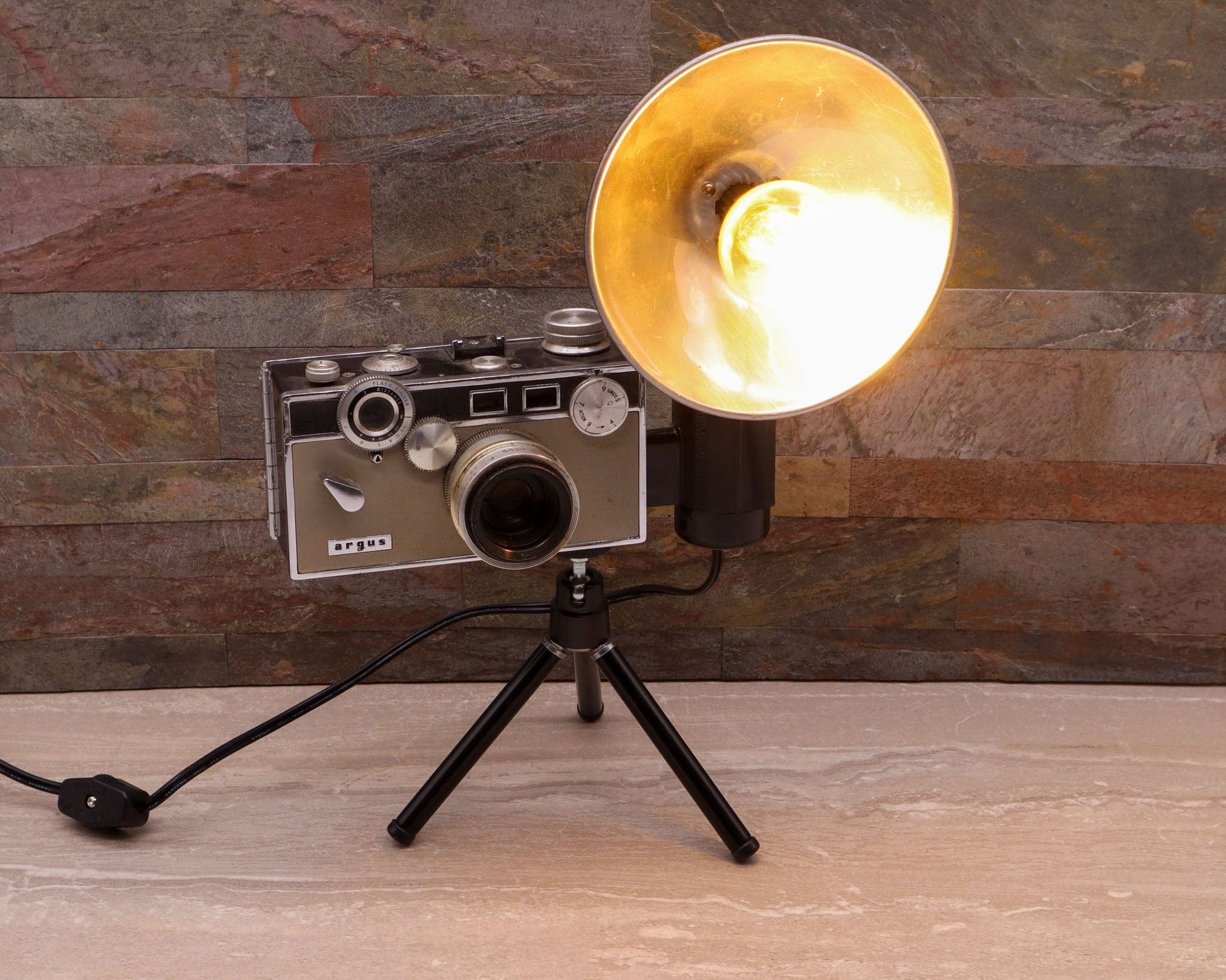 LightAndTimeArt Camera Lamp Vintage Desk Lamp, Task Lamp, Black/Green Argus C3 Camera