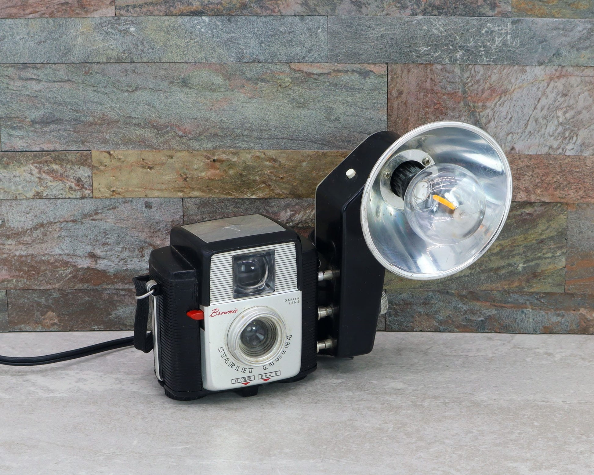 LightAndTimeArt Camera Lamp Vintage Desk Lamp - Kodak Brownie Starlet Vintage Camera