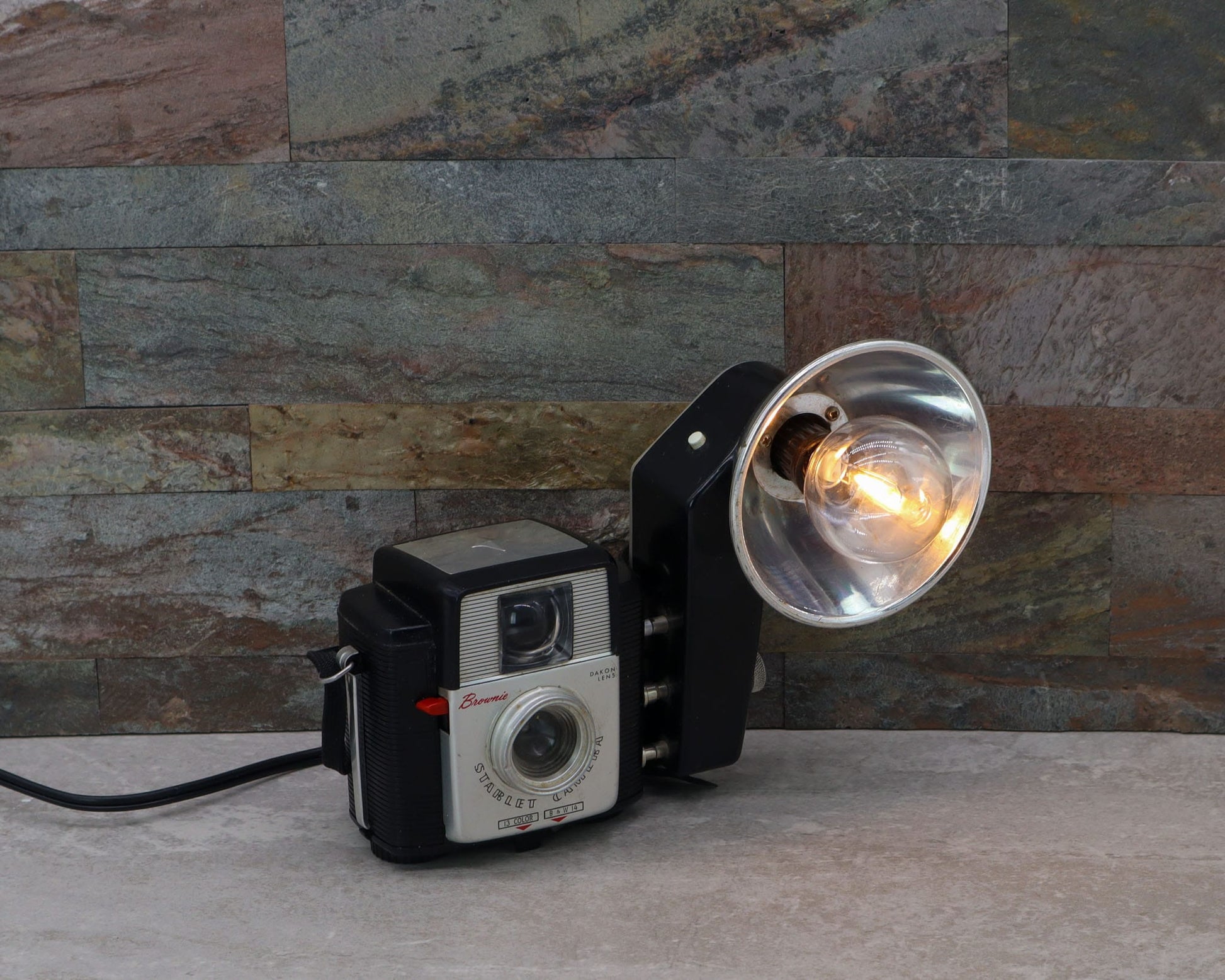LightAndTimeArt Camera Lamp Vintage Desk Lamp - Kodak Brownie Starlet Vintage Camera