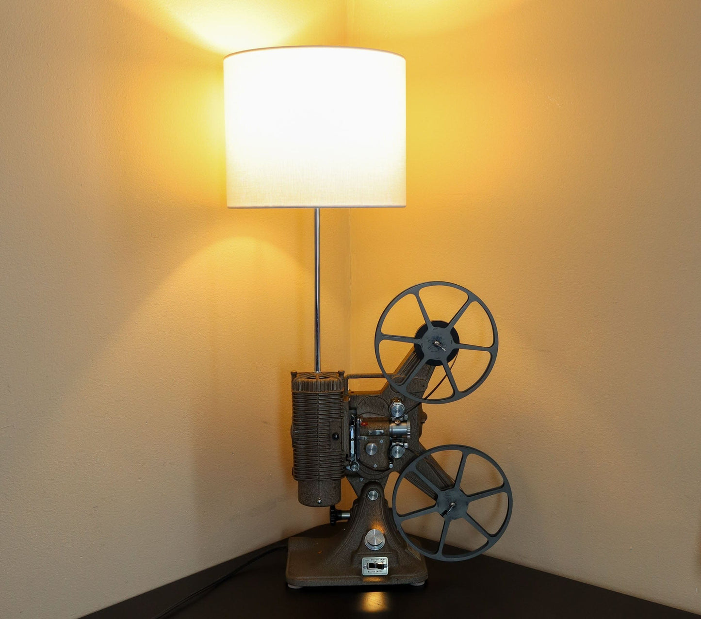 LightAndTimeArt Projector Lamp Home Theater Decor, Movie Projector Table Lamp, Keystone Commander K-66/K-68