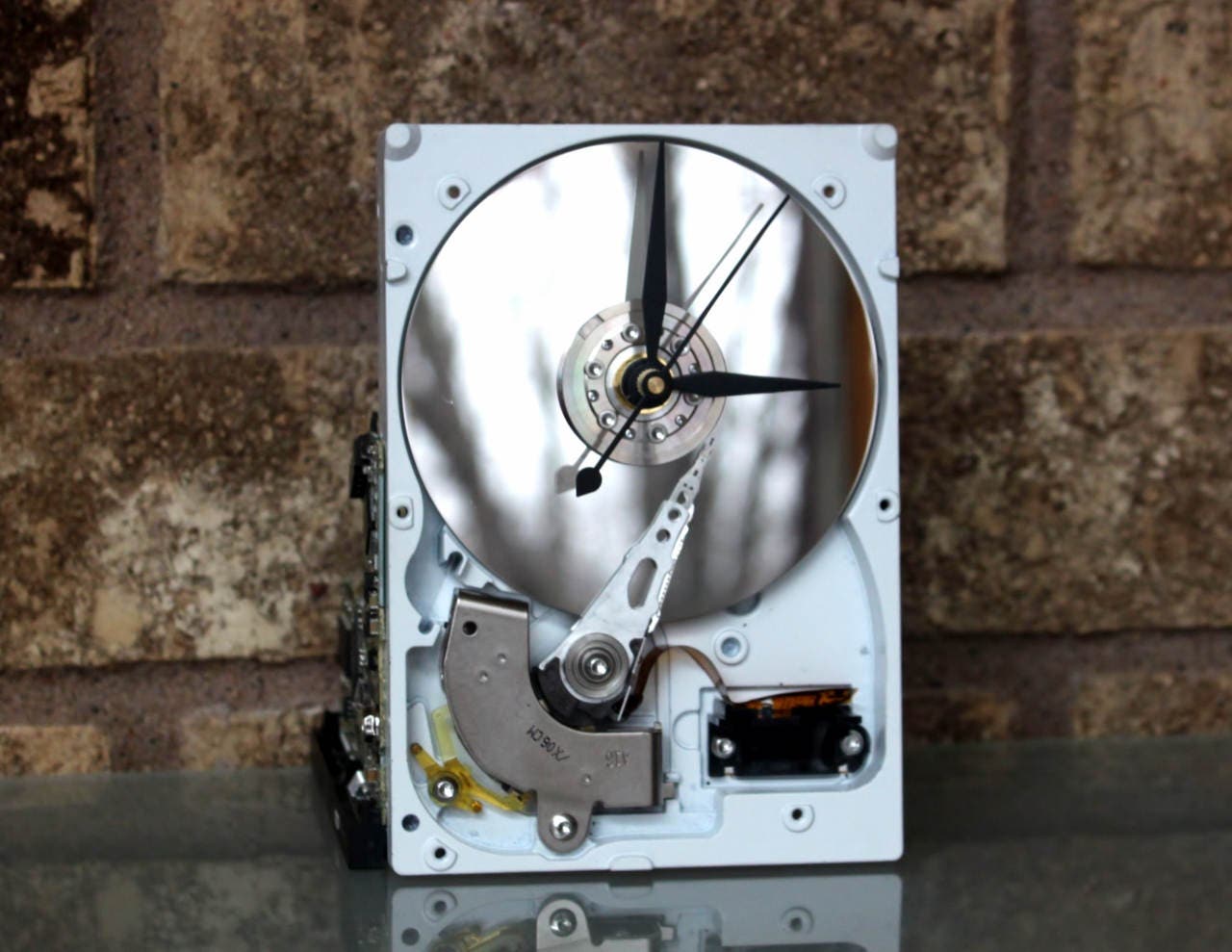 LightAndTimeArt Harddrive Clock Upcycled White & Silver Hard Drive Clock - Modern Desk Clock - Gift for geeks, nerds, office, gift for IT - steampunk, industrial design