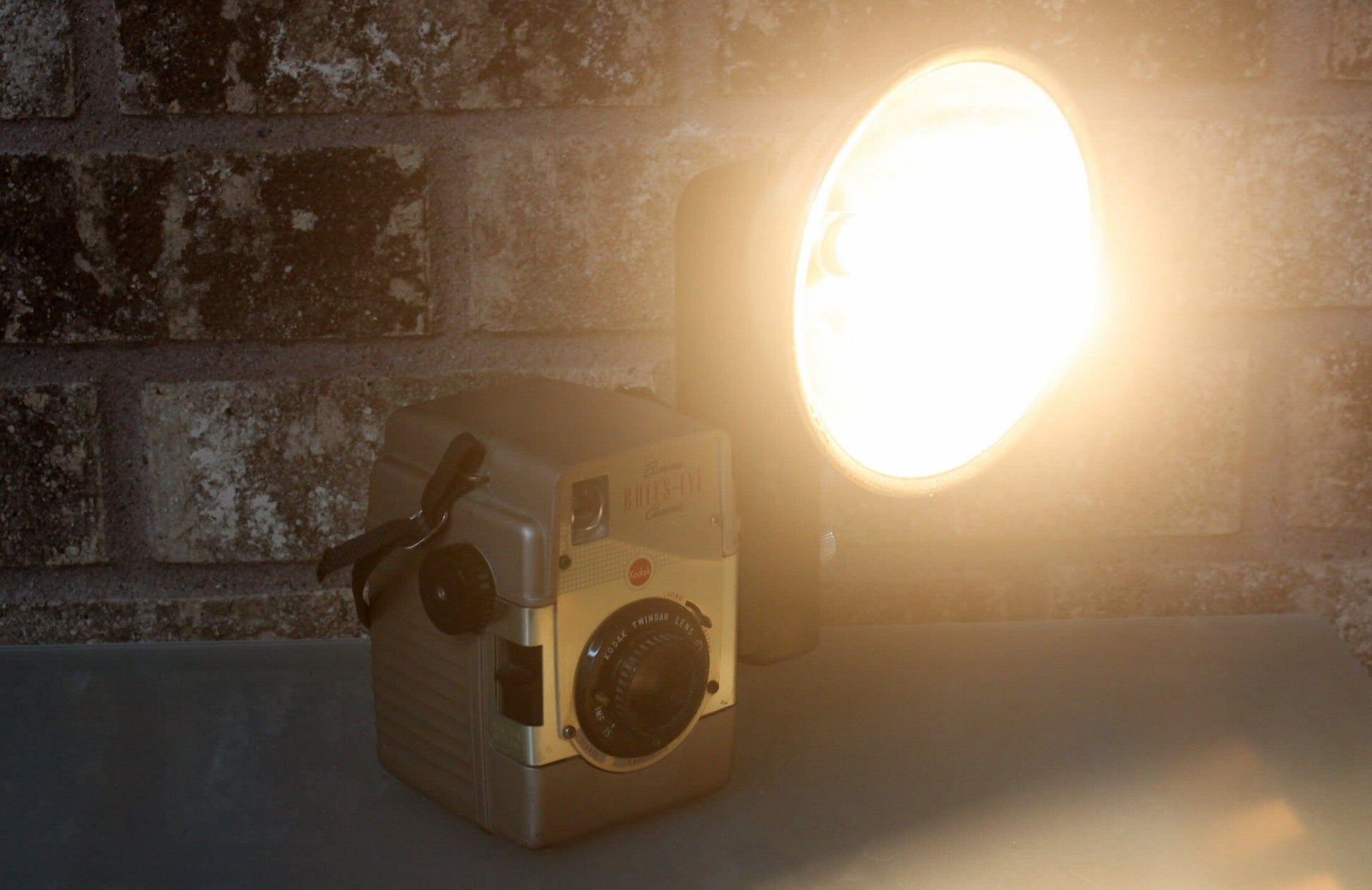 LightAndTimeArt Camera Lamp LED Reading Lamp - Gold-Version Kodak Brownie Bull's Eye Vintage Camera