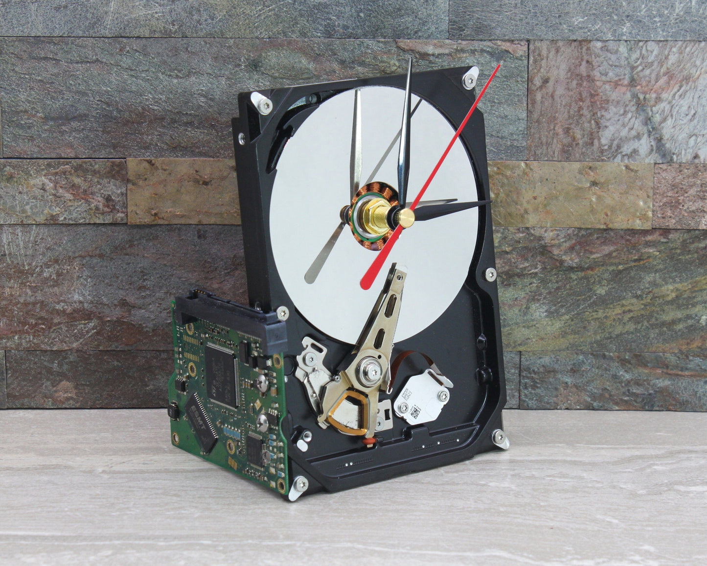 LightAndTimeArt Harddrive Clock Upcycled Slim Black & Silver Hard Drive Clock - Modern Desk Clock - Gift for geeks, nerds, office, IT, new job gift, industrial design